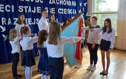 Zdjęcie do W Skrzatuszu poświęcono nowy sztandar szkoły
