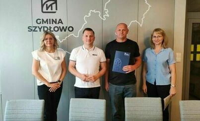 Zdjęcie do Podpisanie umowy na modernizacje sal w budynku Zespołu Szk&oacute;ł w Szydłowie.
