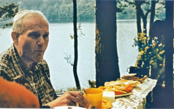 Kardynał Karol Wojtyła nad jeziorem Krępskim Średnim w 1978 r. Kardynał Karol Wojtyła nad jeziorem Krępskim Średnim w 1978 r.